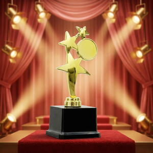 Trofeo de estrella de cinco puntas chapado en fibra dorada con base cuadrada negra de fibra, premio en forma de estrella. - Product Image 1
