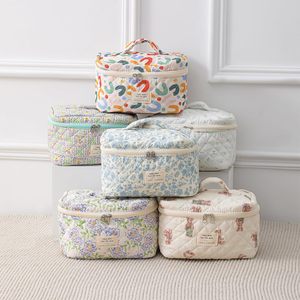 Ensemble de trousses de maquillage matelassées en coton, trousse de toilette esthétique en coton floral, organiseur de voyage pour femmes - Product Image 3