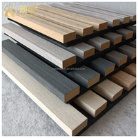 Panneaux muraux acoustiques en bois à lamelles en noyer naturel E0 MDF et PET écologiques Panneaux muraux en bois à lamelles acoustiques pour la décoration intérieure