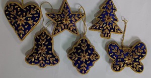 ชุดเครื่องประดับตกแต่งต้นคริสต์มาสทำมือสีส้มลายปักซาร์โดซี งานปักดิ้นทองแบบอินเดีย งานฝีมือทำมือจากกำมะหยี่ ประดับด้วยลูกปัด - Product Image 3