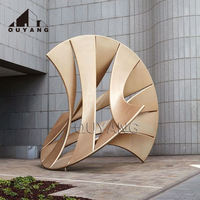 Grande sculpture abstraite en acier inoxydable avec base LED lumineuse pour décorations intérieures modernes, idéale pour les halls commerciaux et la décoration de luxe.
