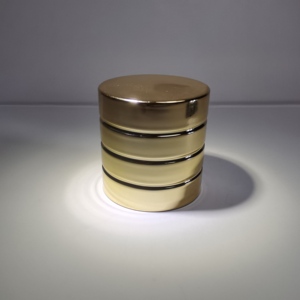 Bouchon de parfum cylindrique de <span class=keywords><strong>CD</strong></span> avec logo personnalisé en gros bouchons de bouteilles en verre de pulvérisateur à pompe en plastique lourd de haute qualité