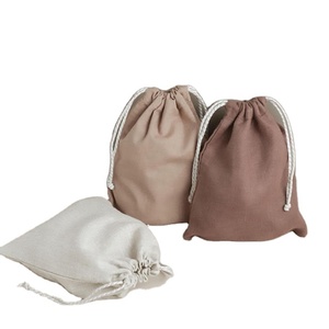 Petite pochette cadeau en coton mousseline écologique, sac à cordon en toile personnalisé - Product Image 1