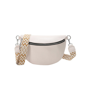 Sac banane pour femme avec large bandoulière, sac de poitrine tendance en cuir végétalien - Product Image 2