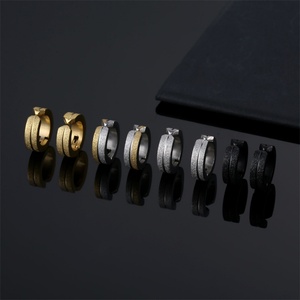 Boucles d'oreilles créoles en acier inoxydable pour hommes, anti-ternissement, avec breloque, style clip-on - Product Image 2