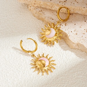 LiCai Damen Retro Sonne Mond 2-teiliges Schmuckset, Edelstahl Vergoldet Rosa Weiß Emaille Ohrstecker Halskette, Modeschmuck - Product Image 5