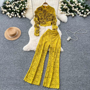 طقم نسائي من قطعتين: بلوزة دانتيل ثلاثية الأبعاد بنقشة زهور مع بنطلون واسع الساق بخصر عالٍ، بأكمام قصيرة وطويلة وياقة سادة - Product Image 5