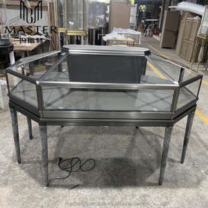 เทรนด์ใหม่ตู้โชว์กระจกทรงเหลี่ยมโค้งมนตู้โชว์สีดำดีไซน์ปรับแต่งได้พร้อมไฟ LED - Product Image 1