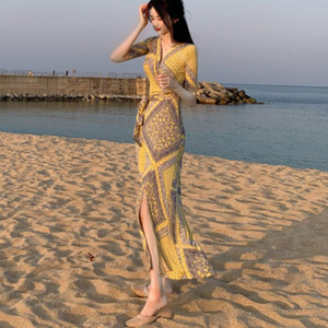 Elegante Vestido Ajustado con Cuello en V y Cintura Cruzada en Color Concha, Estampado Amarillo Limón, Vestido de Cóctel de Chifón - Product Image 5