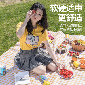 Alfombra de Picnic para Exteriores, Impermeable, con Diseño a Cuadros Amarillos, Portátil, para 4-6 Personas, para Uso en Césped y Jardín - Product Image 2