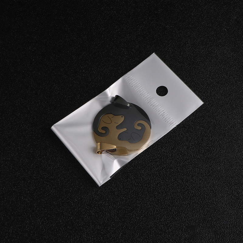 Un paio di pendenti in oro e nero (senza catena)