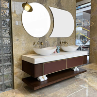 Meuble de salle de bain sur pied en bois massif, moderne et luxueux, personnalisé par George Group, avec miroir LED et lavabo en céramique