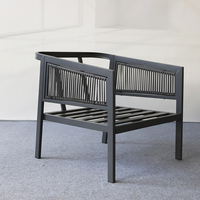 Ensemble de salon d'extérieur élégant et minimaliste, 4 pièces, canapé et chaises avec détails en corde, coussins beige moelleux et table basse en métal noir
