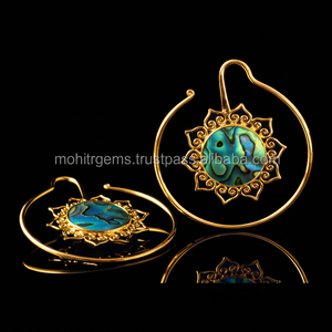 ต่างหูแบบตะขอประดับมุกสไตล์บาหลี ดีไซน์ประดับเพชรซิคอนธรรมชาติ เหมาะสำหรับงานแต่งงาน งานหมั้น หรือวันครบรอบ - Product Image 1