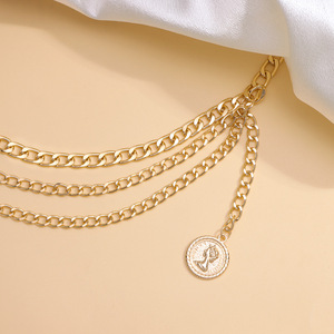 Chaîne de corps tendance dorée multicouche avec pendentif portrait pour soirée - Product Image 4