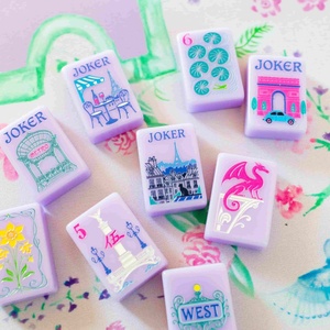 Juego de Fichas de Mahjong Americanas con Patrones Florales y Arquitectónicos de París en Morado, Elegante para Regalos Navideños y Juegos de Casino - Product Image 6