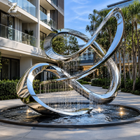 Fontaine sculpturale en acier inoxydable poli miroir, ruban d'eau abstrait pour la décoration extérieure des places publiques, des hôtels et des jardins