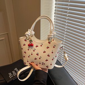 Sac à main mini seau pour femme à imprimé cerises, avec poignée nouée et bandoulière amovible, porté épaule ou croisé - Product Image 2