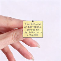 Cinq styles de broches émaillées amusantes avec slang espagnol, bulles de chat, main, crème glacée et slogan latin pour la décoration de sacs à dos