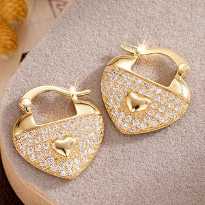 Pendientes Tiebaltco Golden Huggie con diseño de cierre de cristal y diamantes de imitación para uso diario de mujer - Product Image 3