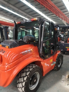 2025 Nueva gran oferta carretilla elevadora diésel de 3 toneladas con certificación ISO todoterreno 4WD todos los 6m precio competitivo para todo terreno áspero carretilla elevadora - Product Image 3