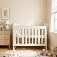 Lit bébé en bois blanc avec design arqué, lit convertible contemporain pour chambre d'enfant, maison, hôtel et école