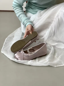 Chaussures à talons chaton confortables et élégantes en satin léger et cuir orné de strass, à bout pointu et talon bas, pour homme et femme - Product Image 5