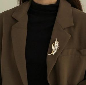 Elegante Broche de Espiga Chapado en Oro con Cristales de Estrás, Pin de Aleación para Mujer, Joyería de Moda Diaria, Regalo para Bodas y Fiestas - Product Image 1