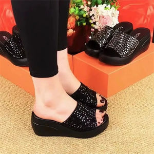 Femmes été élégant multicolore tissé pantoufles plage et bord de mer à la mode semelle épaisse <span class=keywords><strong>chaussures</strong></span> à semelles <span class=keywords><strong>compensées</strong></span> - Product Image 4