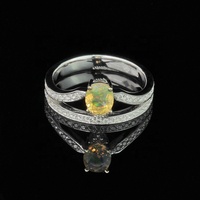 Bague de luxe de haute qualité en argent sterling 925 massif, sertie d'un moissanite VVS et d'un opale australien ovale, pour femme, par un créateur de bijoux raffinés.