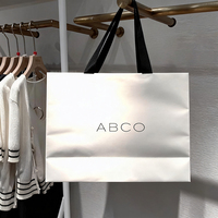 Sacs fourre-tout personnalisables en gros, vendus directement d'usine, avec poignées en satin, sacs shopping en papier, impression de logo, différentes tailles et couleurs