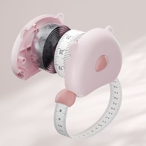 Ruban à mesurer portable souple, règle automatique rétractable magnétique pour mesures corporelles (poitrine, cuisse, bras), lame en plastique, blanc et rose - Product Image 3