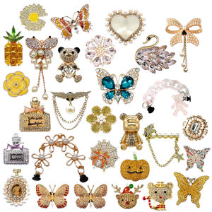 Sabots en métal en gros avec <span class=keywords><strong>d</strong></span>écorations de luxe en <span class=keywords><strong>or</strong></span>, <span class=keywords><strong>ours</strong></span> en peluche, cristaux épais et chaînes de perles – Accessoires de chaussures de luxe - Product Image 1