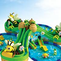 Parc aquatique gonflable commercial à thème abeilles en PVC avec toboggan multi-carrés et garantie de 3 ans pour les centres de villégiature estivaux