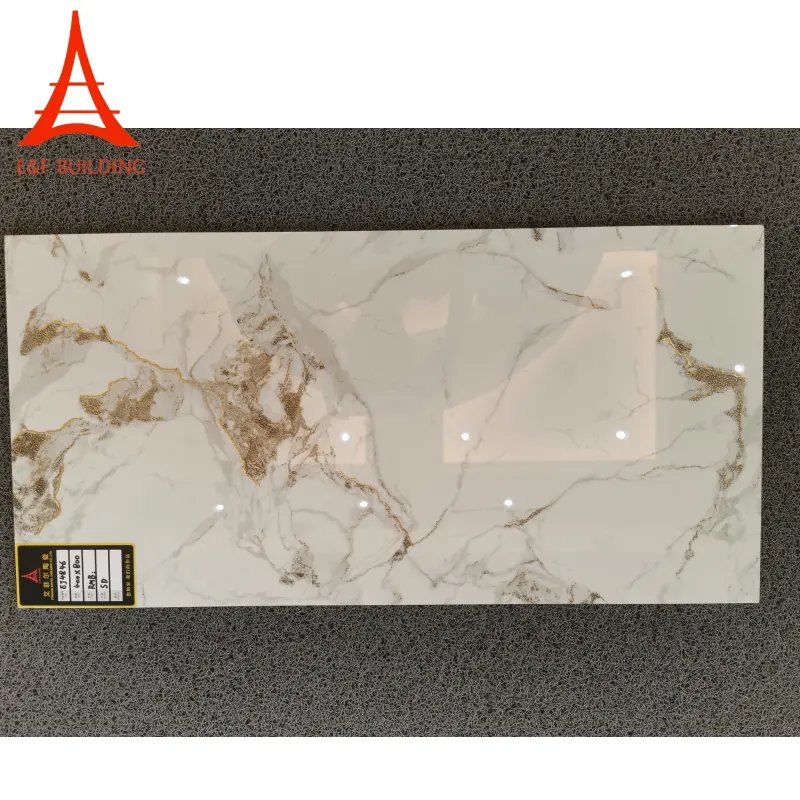 Carreaux de porcelaine Foshan White Calacatta Marble Design pour salle de bain et toilettes 400x800mm