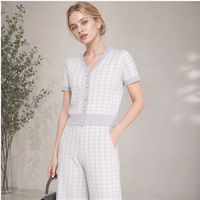Ensemble chic en tricot gris pied-de-poule 2 pièces pour femme, haut à manches courtes et col en V et pantalon large pour une garde-robe sophistiquée