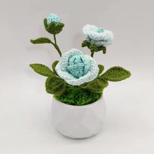 Flores de ganchillo de Feliz Día de la madre hechas a mano al por mayor, flores de rosas de 3 cabezas en maceta para regalos de escritorio de oficina en casa - Product Image 3