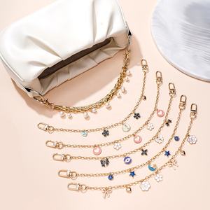 Neue Modische Blumen Perlen Geldbörse Schultertasche Kettenanhänger Crossbody Metallkette Damen Taschenanhänger in Verschiedenen Stilen - Product Image 1