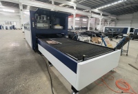 Machine de découpe laser à fibre 3015 avec double table interchangeable, grande couverture intégrale, contrôleur FSCUT 2000E, tête BOCI BLT310, Raycus Max