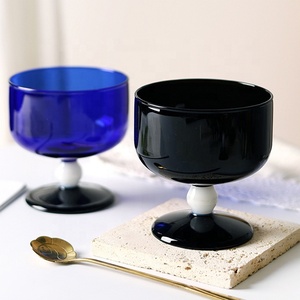 Gobelet à sundae en verre borosilicate moderne de style vintage avec tige noire et blanche, options multicolores - Product Image 2