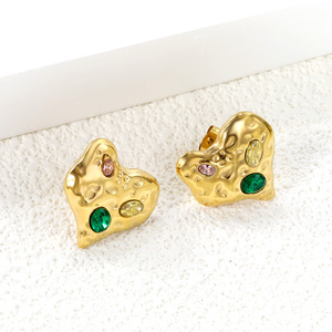 Pendientes con forma de corazón en tono dorado con piedras verdes y rosas, diseño irregular para mujer - Product Image 1