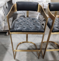 Tabouret de bar à dossier en forme de T au design de luxe Tabouret de bar à bras coniques en acier inoxydable doré haut de gamme Chaises de bar en cuir pour café d'hôtel