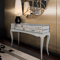 Table console élégante en acajou, intérieurs modernes de luxe, laque blanche, verre gris, poignées en laiton et tiroirs artisanaux