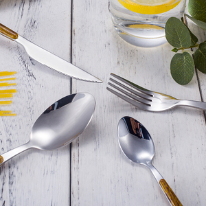 Ensemble de <span class=keywords><strong>couverts</strong></span> en acier inoxydable argenté contemporain de haute qualité, 16 pièces, avec manches en bois, pour la <span class=keywords><strong>cuisine</strong></span>, l'usage quotidien, les fêtes, les mariages - Product Image 6