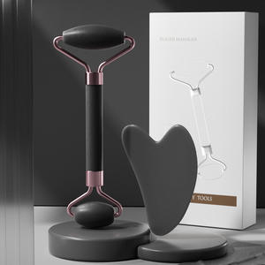 Rullo rosa di alta qualità massaggiatore viso rosa resina Gua Sha Set rosa Non giada rullo per il viso con scatola di imballaggio strumento di massaggio del collo - Product Image 6
