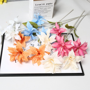 Fleurs de lys artificielles Lichao, 3 têtes, en tissu de soie, pour décoration de mariage, décoration de la maison, accessoires de photographie - Product Image 1