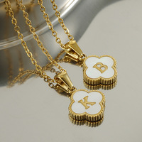 Colgante de placa de nombre de diseño personalizado de fábrica, collar con colgante de letra inicial de concha de trébol de cuatro hojas árabe de la suerte con diseño de fábrica