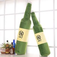 Cadeaux promotionnels articles de produits bouteilles de vin oreiller doux boire de la bière avec logo bas quantité minimale de commande fabricant personnalisé de photo en peluche