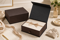 Boîte cadeau en carton magnétique de luxe avec logo personnalisé, carton ondulé rigide, revêtement UV, doublure en éponge, écologique, vêtements, sous-vêtements