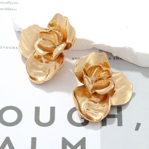 Boucles d'oreilles stéréo en alliage de luxe rétro avec accents de diamants, grande fleur dorée en forme de feuille avec un design tendance multi-couches exagéré et haut de gamme - Product Image 1